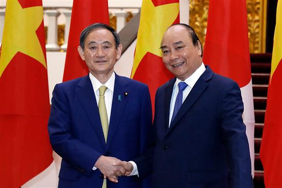 当地时间10月19日，越南河内，日本首相菅义伟和越南总理阮春福在越南政府办公室举行会谈。人民视觉 图